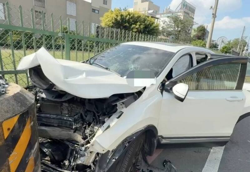 休旅车自撞电线杆护栏，1名女婴伤重不治。（民众提供）