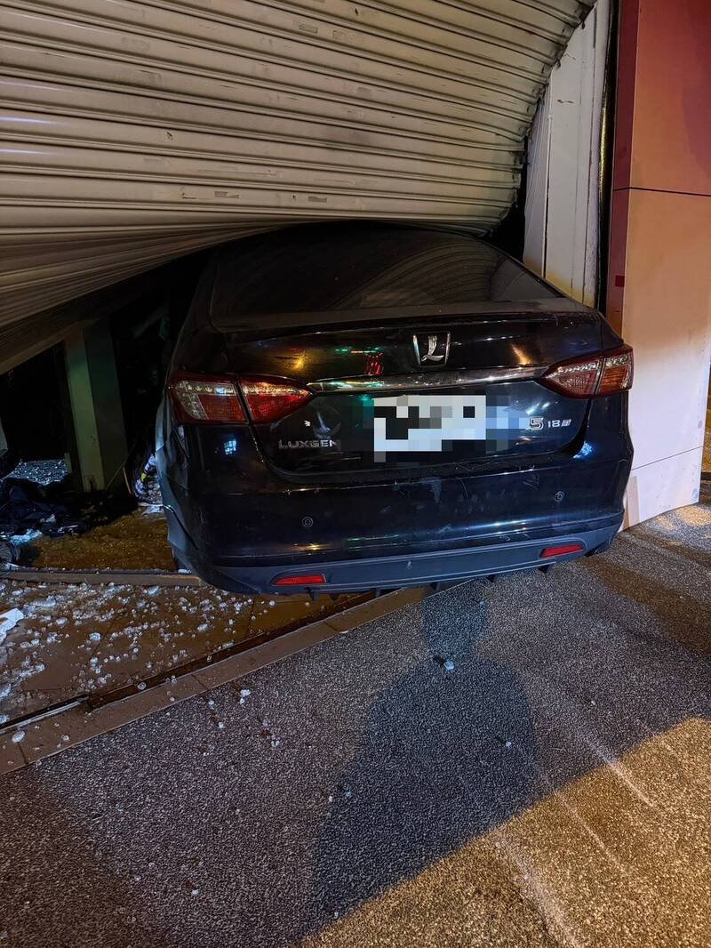 1部汽车撞进屏东市服饰店。（图由屏东警分局提供）