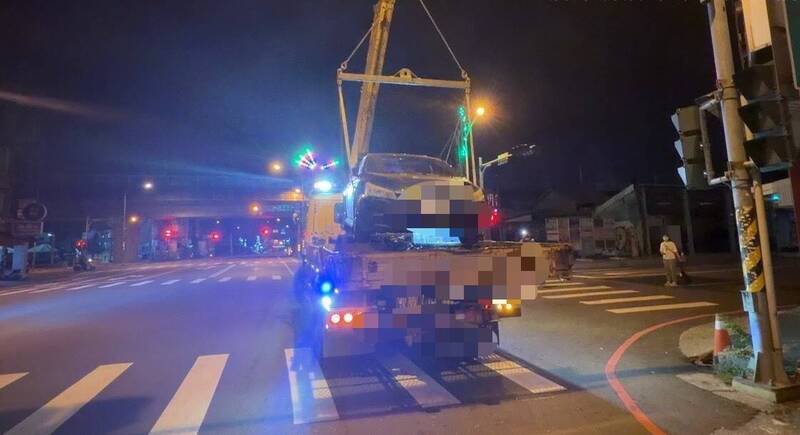 汽车撞进屏东市服饰店，最后出动吊车移出车辆。（图由屏东警分局提供）