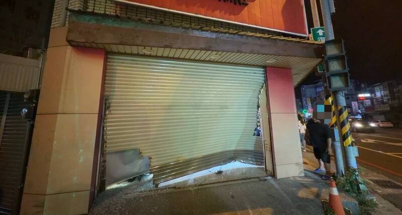 屏东市服饰店铁门被撞坏。（图由屏东警分局提供）