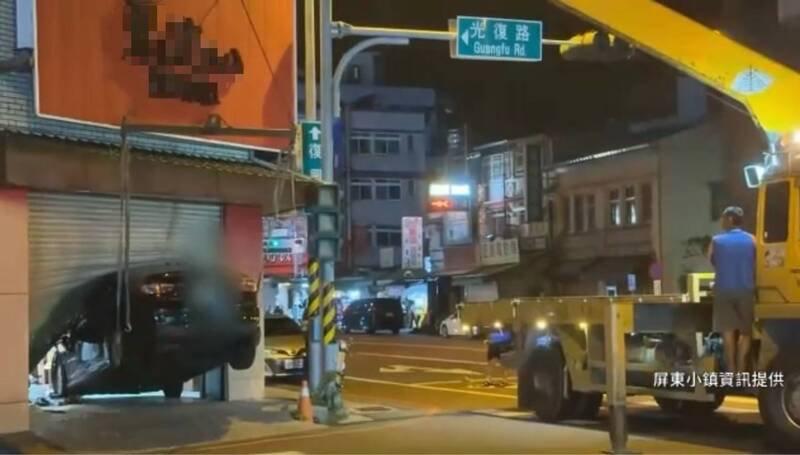 事发后，还得出动吊车把撞进服饰店的汽车吊出来。（图由脸书社团「屏东小镇资讯」提供）