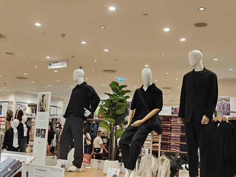 曼谷UNIQLO连模特儿都换上全黑穿搭，以展示对王太后的敬意。（撷取自@kikiat0731/X）