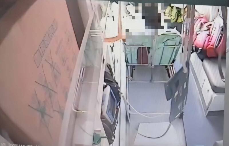 3人自行车队行经西滨遇到异物惨摔，1人锁骨变形。图为伤者送医画面。（民众提供）