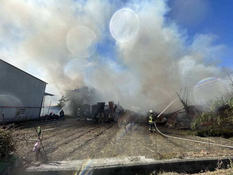 潭子区雅潭路二段一处回收场发生火灾。（图由民众提供）