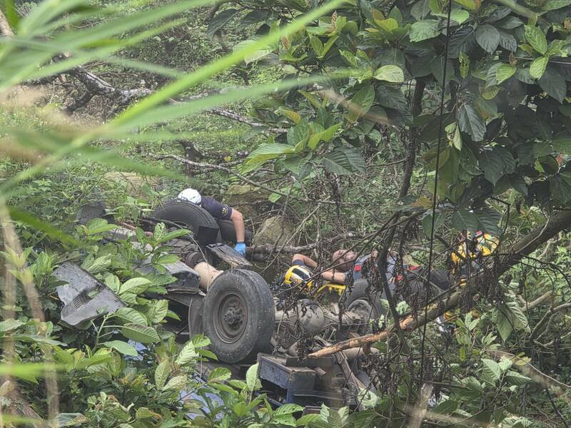58岁赖姓民众在嘉义县竹崎大坑山区倒车，不慎坠落20公尺山谷边坡。（竹崎警分局提供）