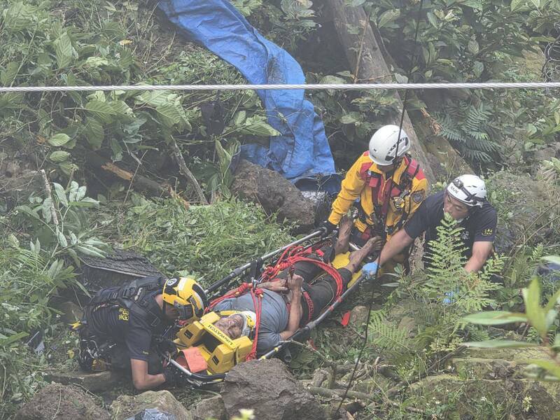 赖姓民众坠落20公尺山谷边坡受困获救。（竹崎警分局提供）