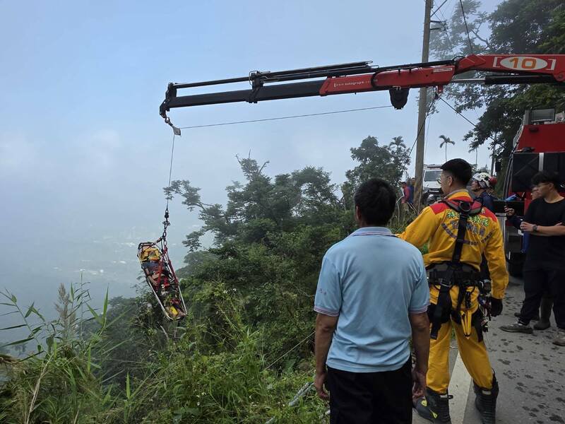 赖姓民众坠落20公尺山谷边坡受困，用吊挂方式救出。（竹崎警分局提供）