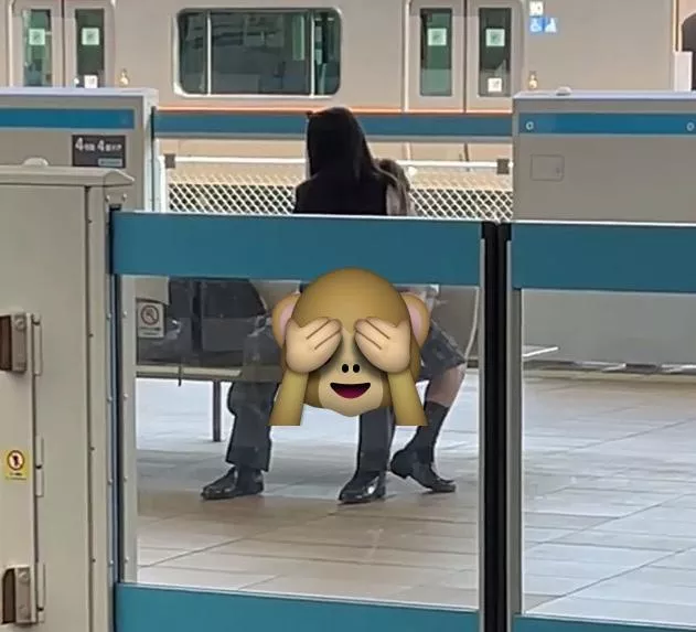 活春宫!男女中学生铁路月台激战1分钟 女生仙气正脸成焦点