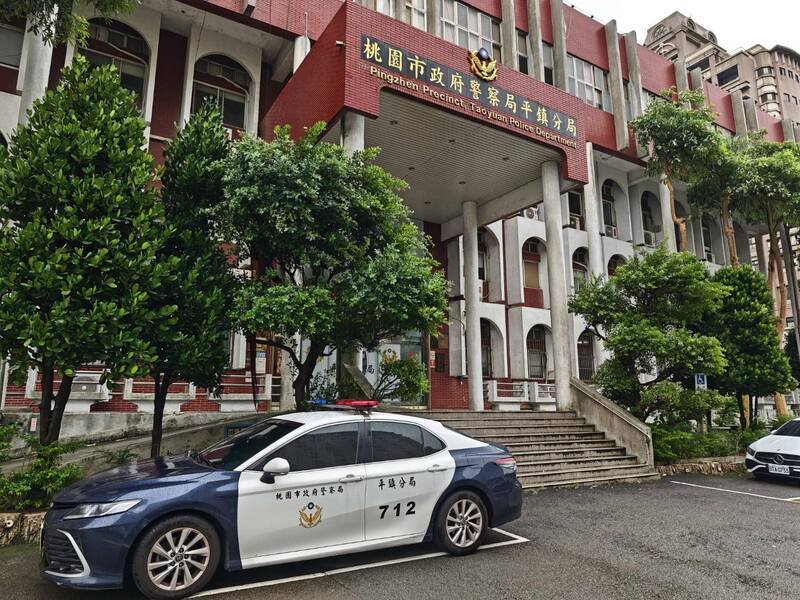 桃园市平镇区摊商聚会饮酒却酿出摊贩持双刀猛砍同行，涉案陈姓摊贩经平镇警分局送办，桃检近日依杀人未遂罪嫌起诉。（记者余瑞仁翻摄）