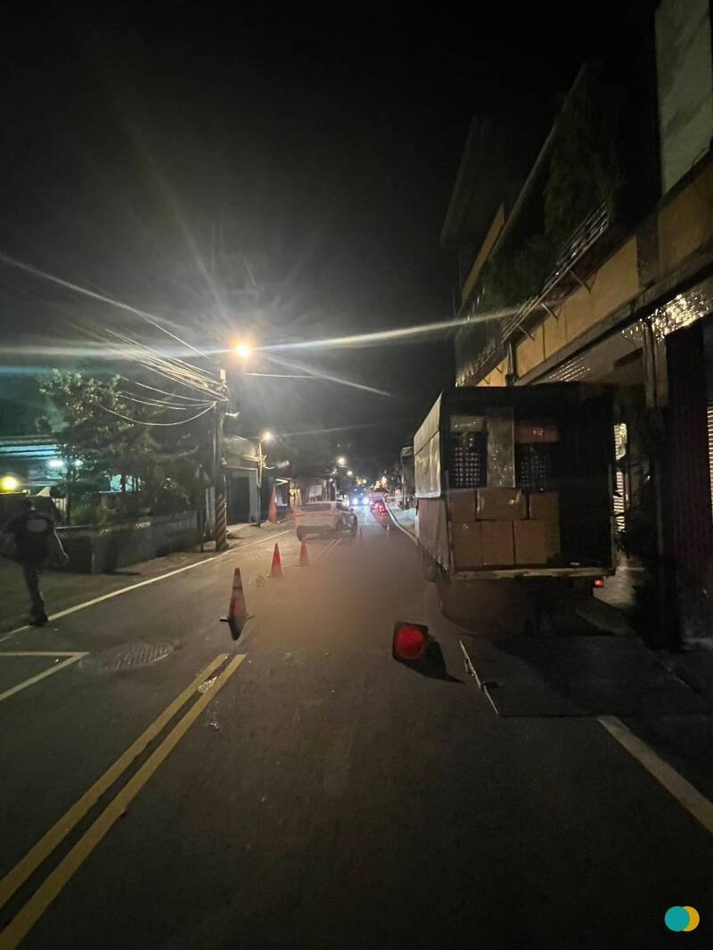 新北市三峡成福路为通往观光区干道，但山路狭窄，月初发生陈姓老妇人骑机车遭对向公车辗毙意外（见图），警方近来在假日执行专案交整，避免山区窄道及天雨，再酿死亡车祸。（民众提供）