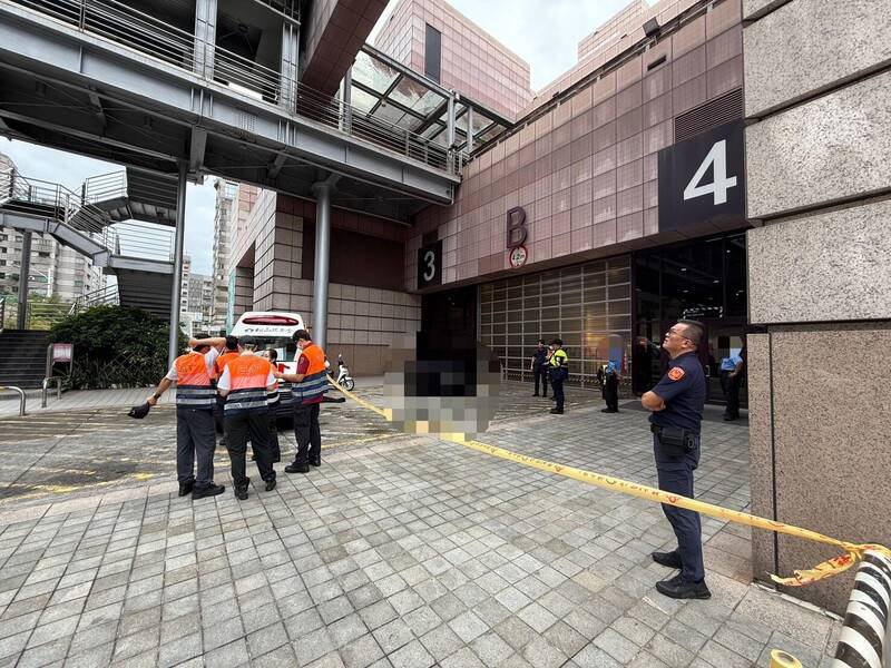 北市信义区世贸展馆发生少年坠楼案，警方围起封锁线。（记者姚岳宏翻摄）