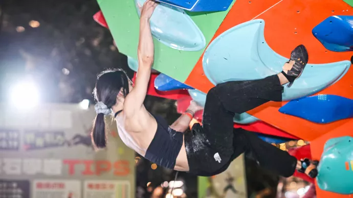 “下班当猴子”!年轻人爱上抱石攀岩