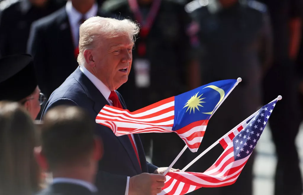 被红毯高规格迎接 川普嗨到当众手舞足蹈 相当开心