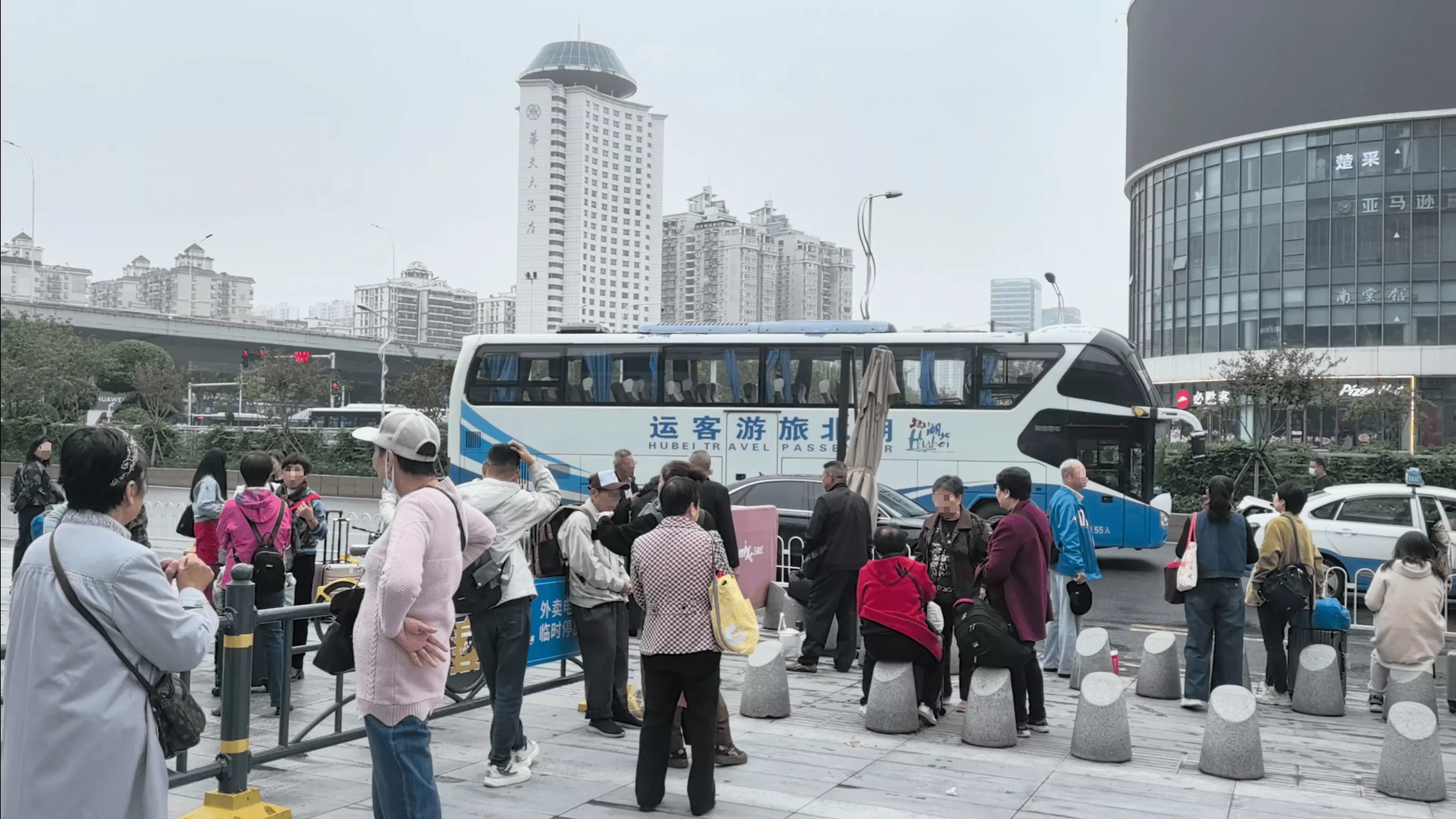“铁腚”大巴游老年团全纪录:我出门就像打鸡血