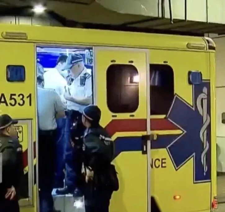 被凶徒认错无辜遇袭！一男子在香港巴士站被砍伤