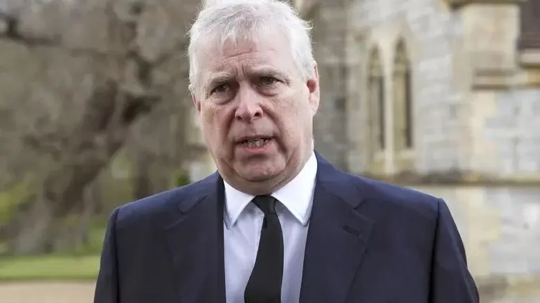 从坟墓里伸出的指控再次指向安德鲁王子,爆出新一波丑闻