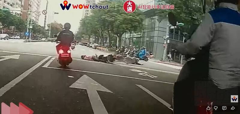倪男机车与林女机车擦撞。（取自YouTube「WoWtchout - 地图型行车影像分享平台」）