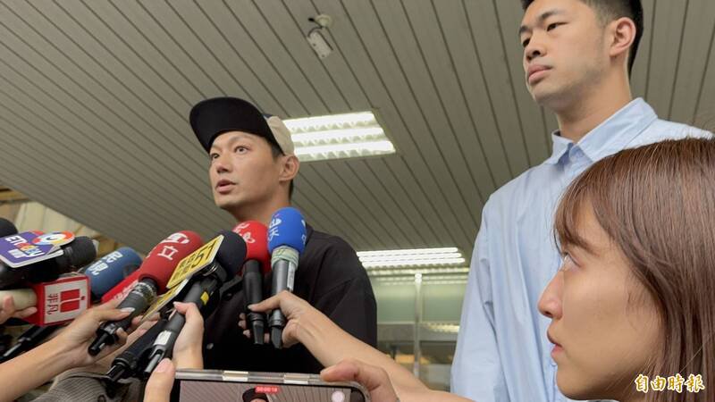 艺人威廉（左）今天因涉闪兵案到新北地院出庭，他在庭上告知曾遭闪兵集团首脑陈志明勒索，步出法庭时，对此转趋低调，仅称未来开庭会告知庭上。（记者吴仁捷摄）