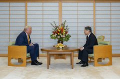 川普抵日赴皇居 德仁天皇亲迎两人互动热络