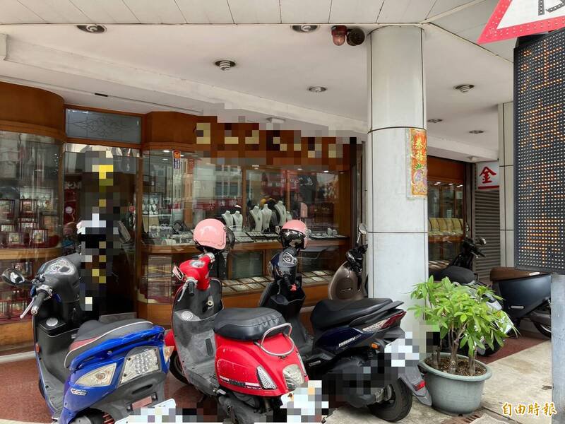 新竹市东前街上午发生银楼抢案。（记者蔡彰盛摄）
