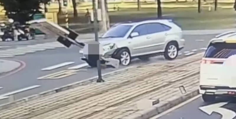 高雄轿车不明原因撞断轻轨号志。（民众提供）