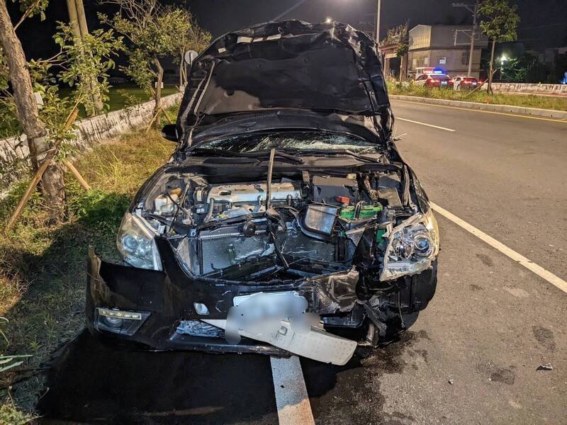 罗姓老翁驾驶的轿车严重变形。（警方提供）