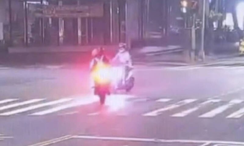 高雄清晨2机车擦撞3人送医，又是未让直行车肇祸，车祸影片曝光。（民众提供）