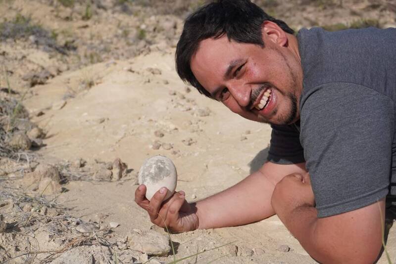 阿根廷一支古生物学家研究团，近日在内格罗河省（Río Negro）意外挖出一颗距今约7000万年的恐龙蛋化石。（图撷取自@fundacionazara、@paleocueva.lacev IG）

