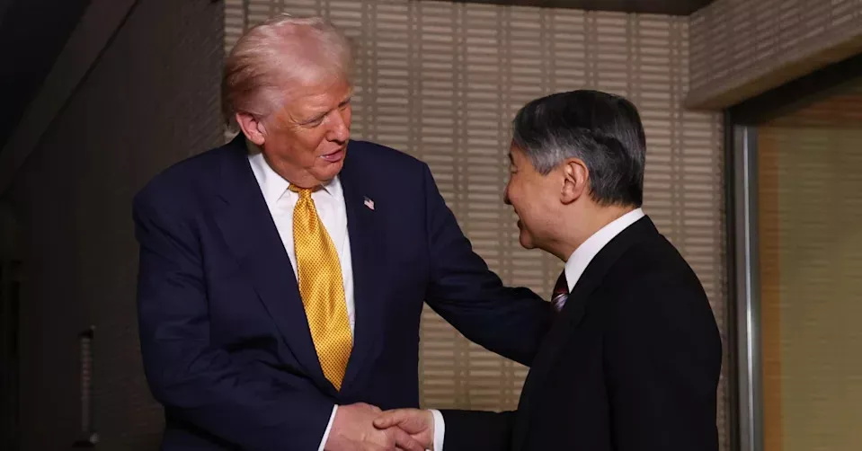 川普抵皇居德仁天皇亲迎 两人握手用英语寒暄