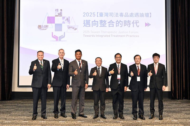 行政院政务委员林明昕、法务部长郑铭谦、卫生福利部常务次长庄人祥、中国信托反毒教育基金会董事长辜仲谅等人今出席开幕典礼。（记者刘咏韵翻摄）