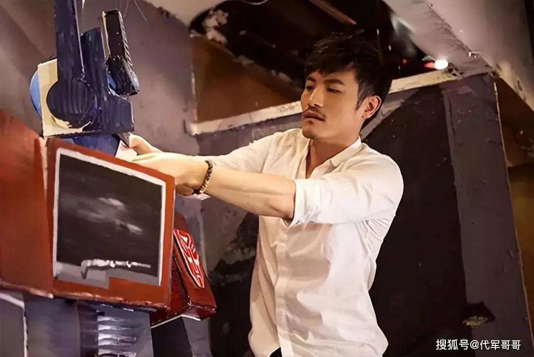 他曾与孔琳同居,和柯蓝恋爱,却悄悄娶圈外美女