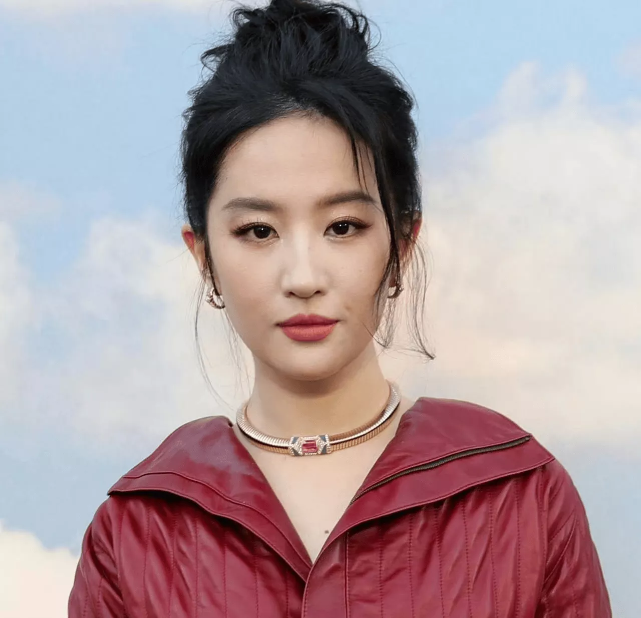 刘亦菲海外VOGUE生图来了!裙子太紧勒出赘肉