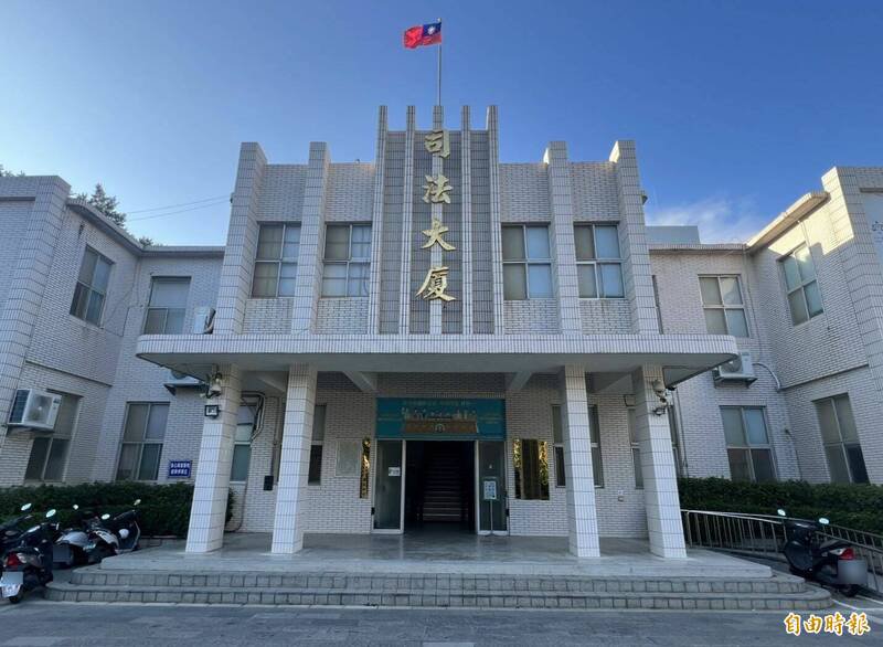 金门检侦办「假检警电信诈欺集团转接机房」案侦结，对涉案覃嫌以涉犯3人以上共同冒用公务员名义犯诈欺取财等犯行，依法提起公诉，并具体求刑6年。（记者吴正庭摄）