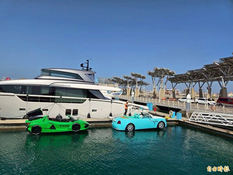 超跑游艇停放在亚果码头，船被人偷开，还要吃上8千元罚单。（记者刘禹庆摄）