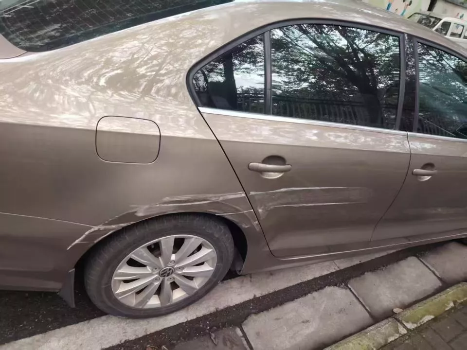 “车碰墙上受损,保险为啥不理赔?”女车主不解