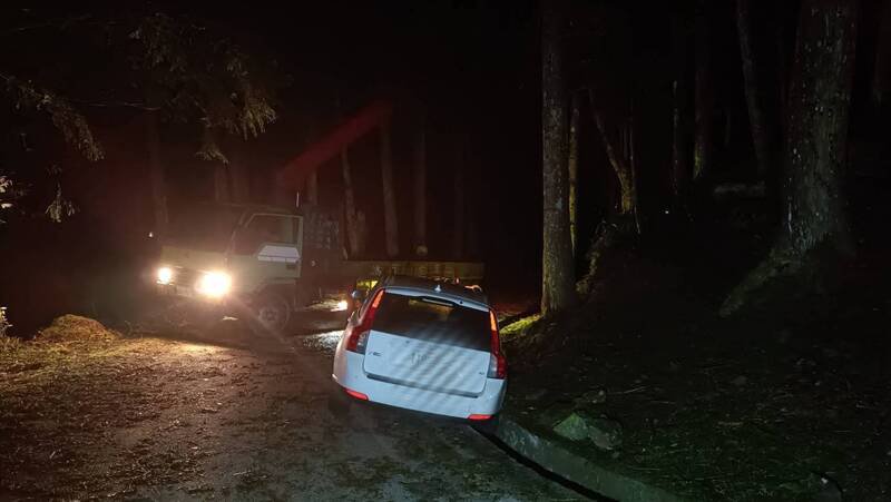 南庄加里山大坪登山口大雾，Volvo休旅车开到水沟，半夜动员拖吊车。（警方提供）