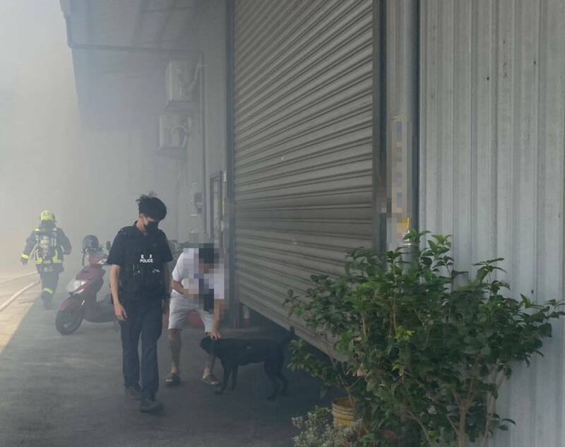 潭子区1处资源回收场发生火灾，庄姓民众的爱犬受困附近工厂，员警协助寻回。（图由民众提供）