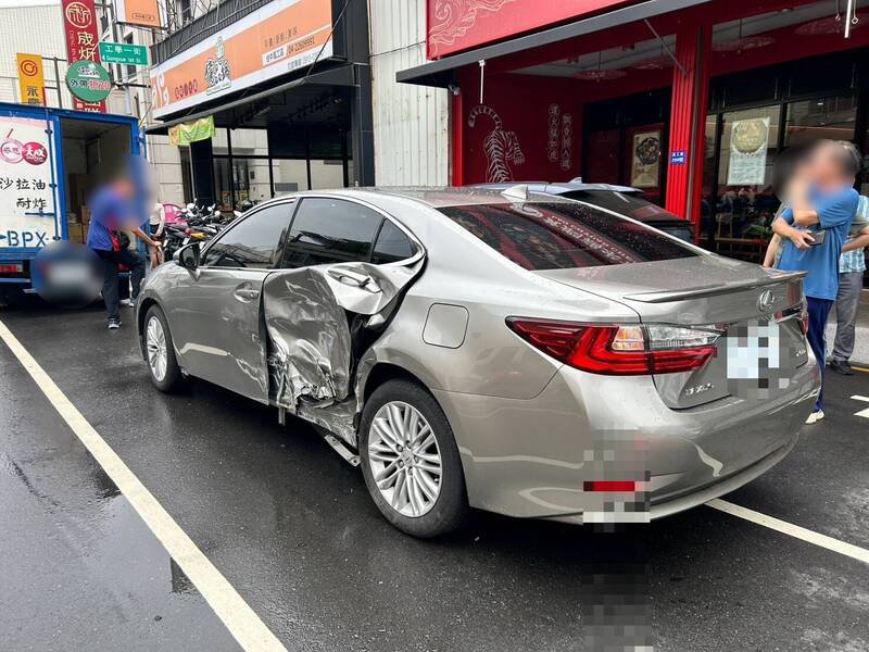 被波及的凌志轿车。（民众提供）