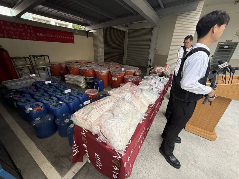 台南市调查处与友军、警方等多单位在台南安南区台江国家公园附近的鱼塭破获一处制毒工厂，起获完成的各级毒品二百二十公斤与制毒原料、设备，毒品部分市值近二亿元。（记者王俊忠摄）