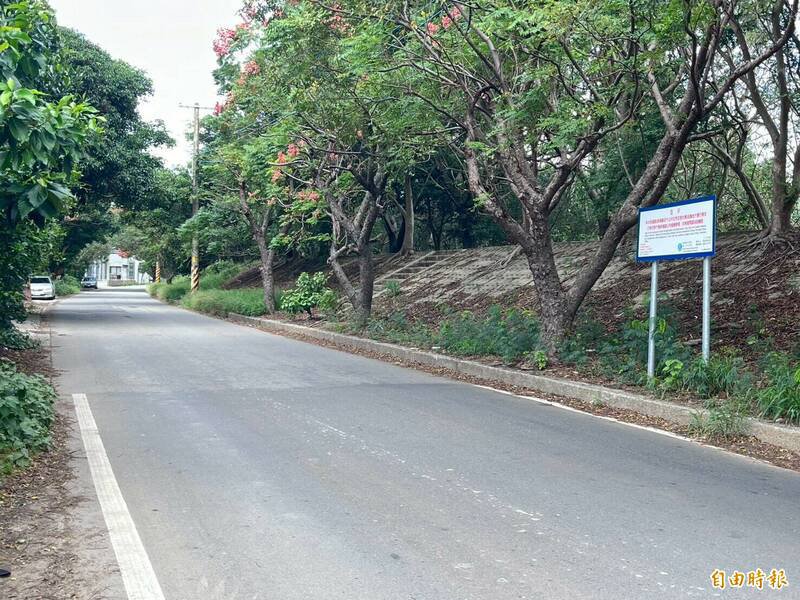 引发国赔争议的新竹县凤山溪南岸水防道路旁，第2河川分署立有维管权移拨的公告。（记者黄美珠摄）