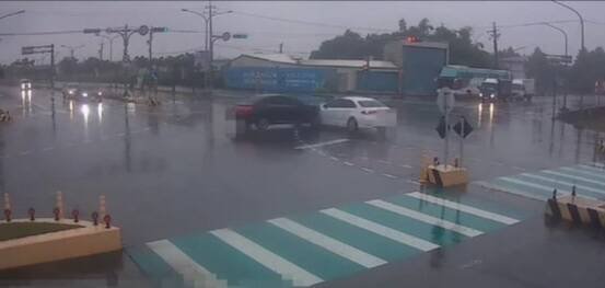 2车相撞当下被路口监视器拍下。（警方提供）