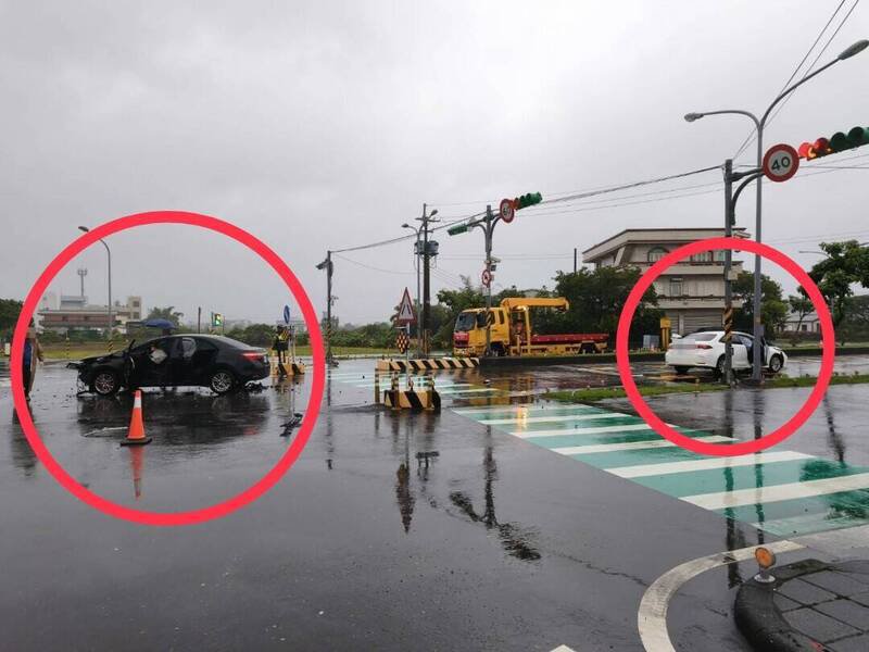 宜兰县五结乡五结中路一段与传艺路二段路口，昨天下午发生2辆轿车相撞（红圈处），造成3人受伤送医。（警方提供）