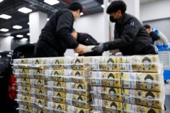 立大功!韩警拦下横越马路老翁 竟是涉诈2亿元通缉犯