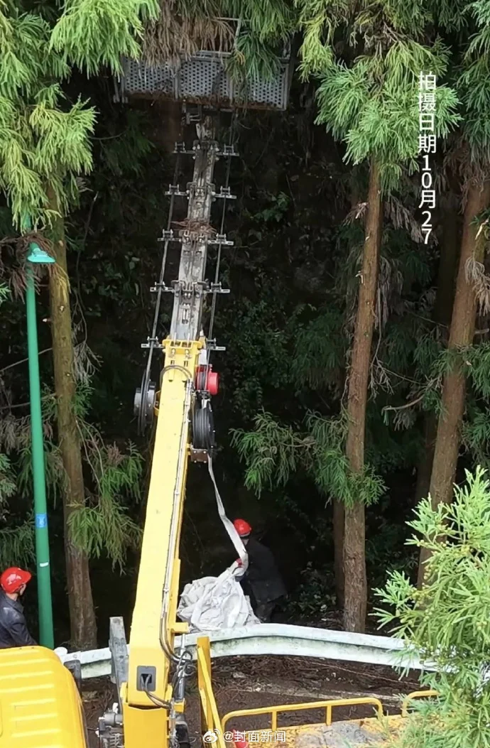 贵州溶洞惊现大量垃圾和死猪