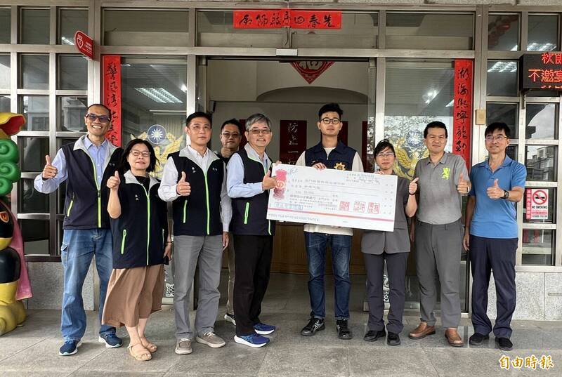 台电金门区处处长颜国俊（左四）率员前往金湖分局颁发3万元加菜金，感谢破案有功人员，由分局长王贞惠（右三）代表接受。（记者吴正庭摄）