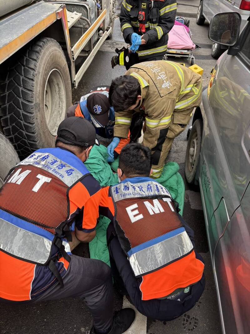 老妇右前臂遭混凝土车辗断，救护人员展开急救。（民众提供）