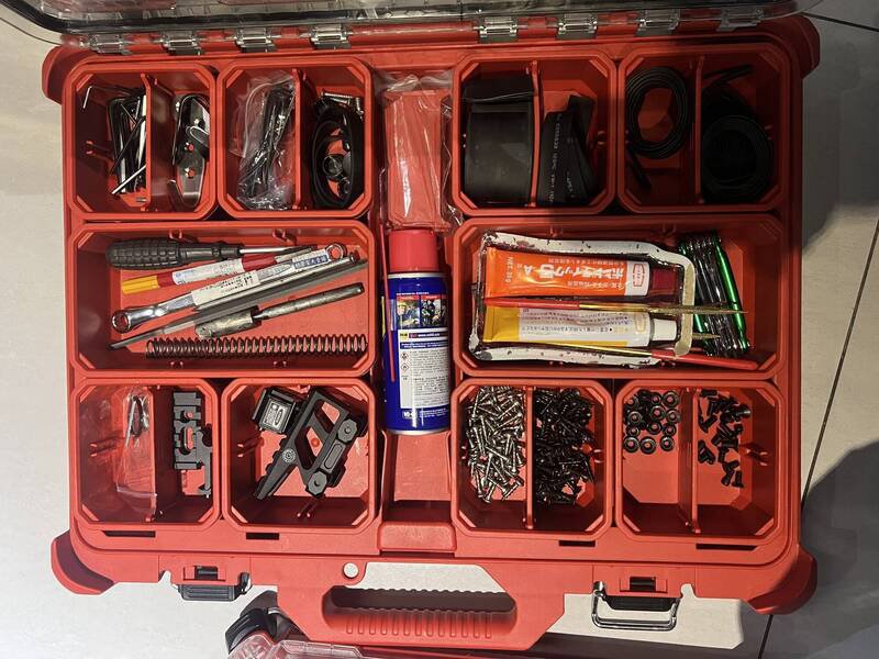 桃园市中坜警分局会同基隆市刑警大队、第四分局及宜兰县警局共组专案小组，在宜兰县五结乡及大同乡查获张姓男子持有非制式火药长枪2支、枪管2支、弹簧、通枪条、钢珠。（警方提供）