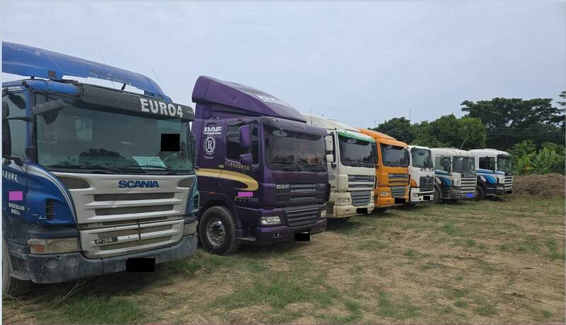 雄检昨在高雄及云林等地共16处执行搜索，当场查扣13辆曳引车。（读者提供）