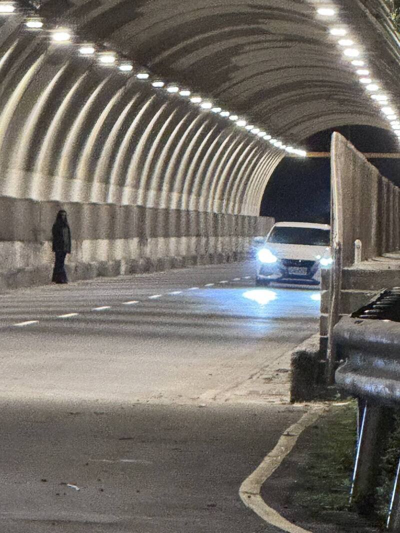 基隆市一名赖姓男子于本月26日晚间经过中山隧道时，竟看到正面、对著车道而立的「人形鬼影」，吓得他差点摔车。（民众赖先生授权提供）