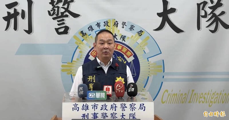 高雄刑大揭露AI假警诈骗手法，警务正林明龙教民众如何识破假警。（记者黄良杰摄）
